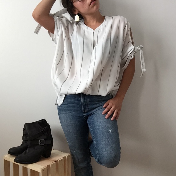 ❗️One Left❗️NWT Stripe cold shoulder sleeves - Picture 7 of 8